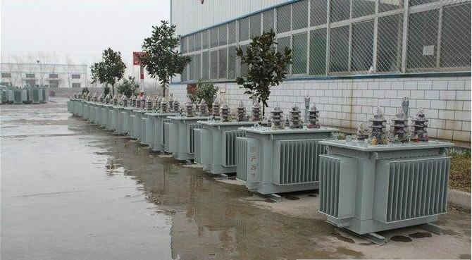 油浸式變壓器的保養(yǎng)如何去做？預防滲漏油：油浸式變壓器在油箱內充滿變壓器油，裝配中依靠緊固件對耐油橡膠元件加壓而密封。